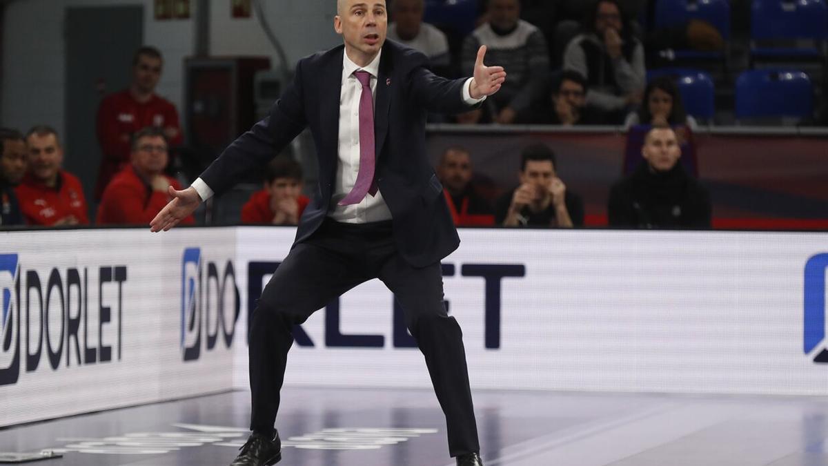 Joan Peñarroya da instrucciones a sus jugadores desde la banda