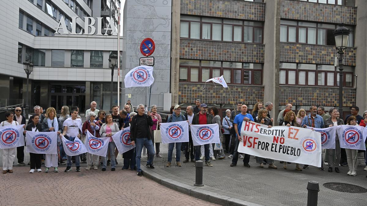 Vecinos de Arrigorriaga se han concentrado frente a la sede de ETS en contra de la Variante Ferroviaria