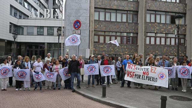 Vecinos de Arrigorriaga se han concentrado frente a la sede de ETS en contra de la Variante Ferroviaria