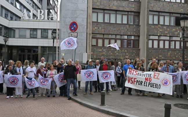 Vecinos de Arrigorriaga se han concentrado frente a la sede de ETS en contra de la Variante Ferroviaria