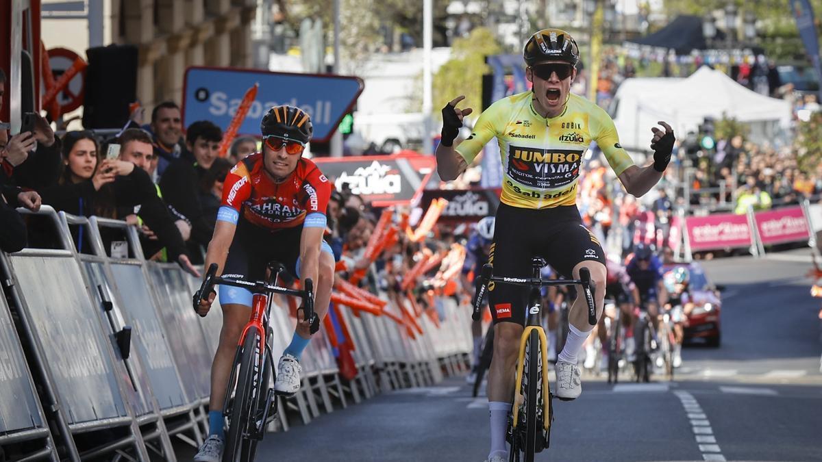Jonas Vingegaard, principal favorito, celebra la victoria de etapa en Santurtzi por delante de Mikel Landa.