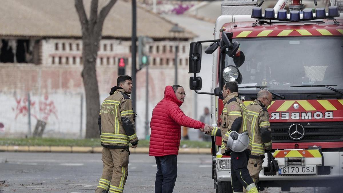 Julián saluda a varios de los bomberos que participaron en las labores de extinción.