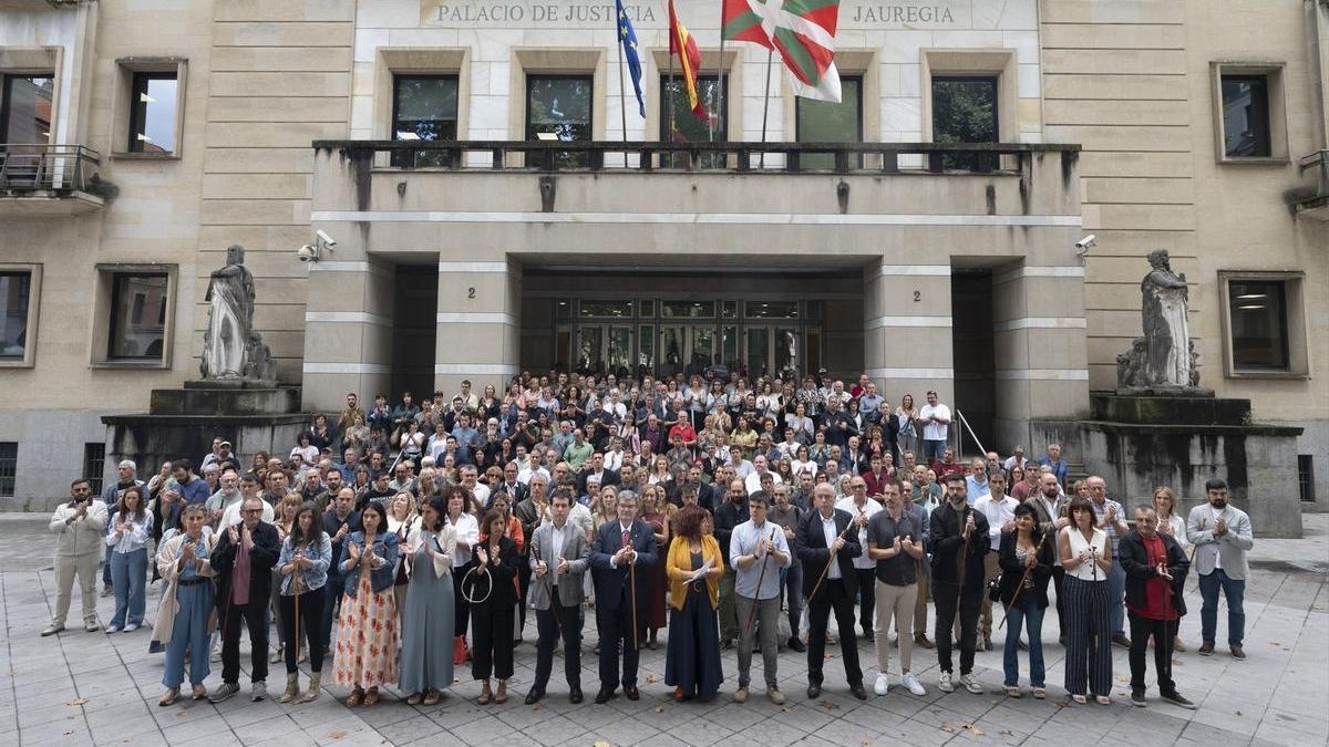 La protesta en defensa del euskera convocada por Euskalgintzaren Kontseilua frente al TSJPV.