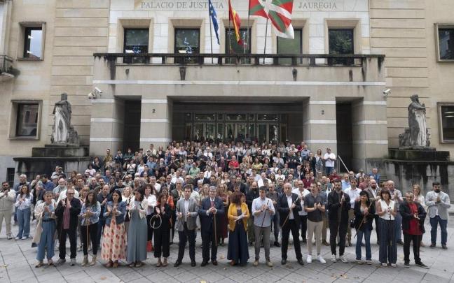 La protesta en defensa del euskera convocada por Euskalgintzaren Kontseilua frente al TSJPV.