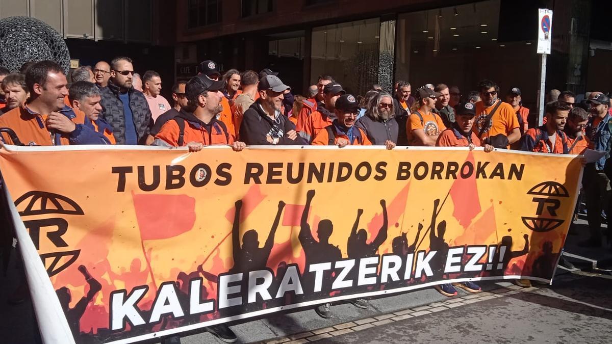 Concentración de los trabajadores ante la sede de la empresa hoy en Bilbao.