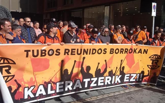Concentración de los trabajadores ante la sede de la empresa hoy en Bilbao.