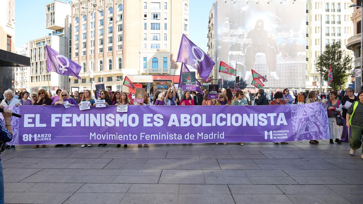 Manifestantes sosteniendo una pancarta con el lema 'El feminismo es abolicionista"