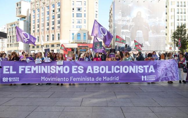 Manifestantes sosteniendo una pancarta con el lema 'El feminismo es abolicionista"