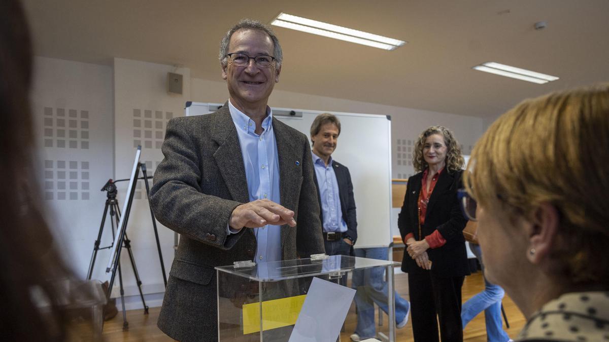 El candidato a rector de la UPV/EHU Joxerramon Bengoetxea deposita su voto.