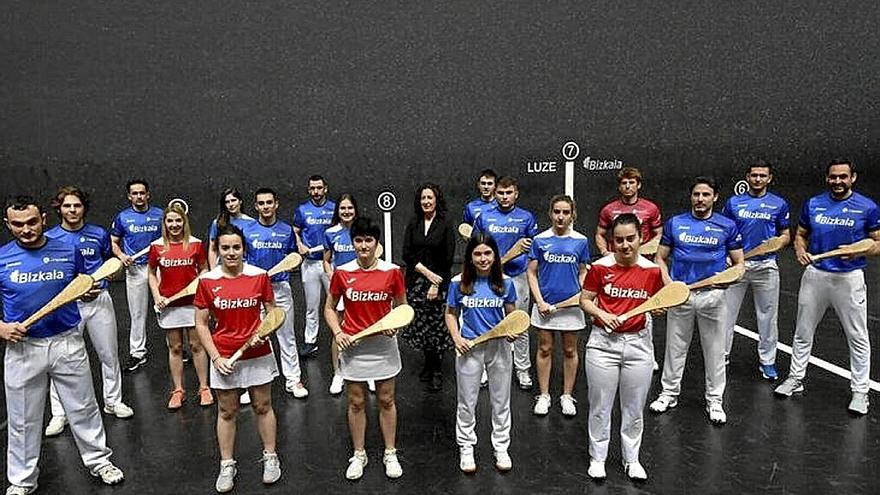 Los palistas que participarán en los torneos. | FOTO: JOSÉ MARI MARTÍNEZ