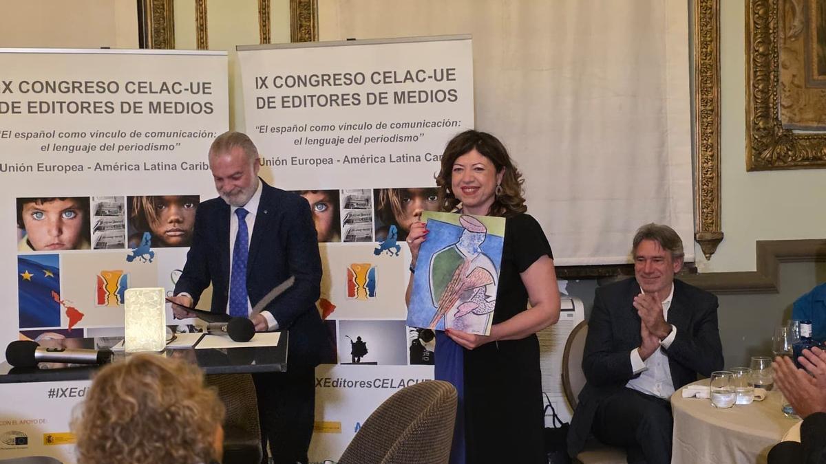 Irene Lanzaco recoge el premio EditoRed.