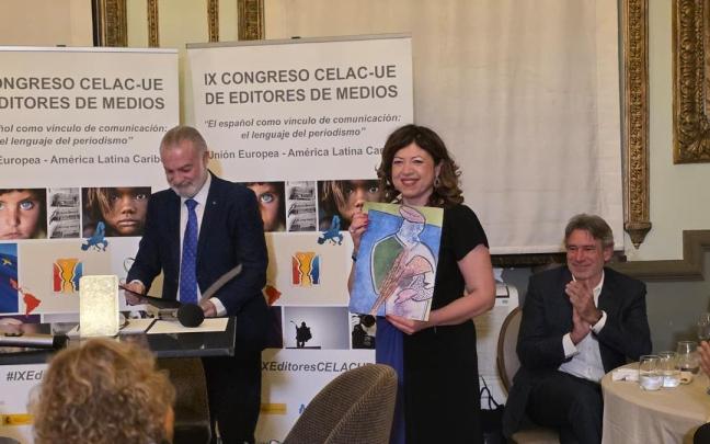 Irene Lanzaco recoge el premio EditoRed.