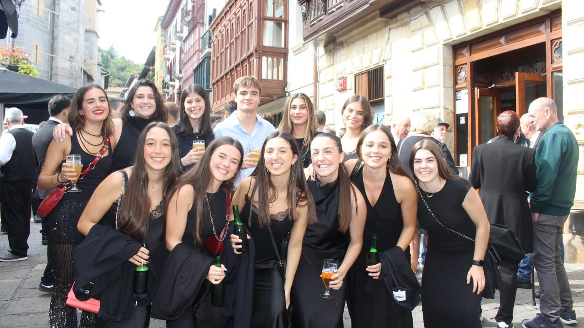 Sonrientes y con muchas ganas de juerga las y los 'maritxuzales' se han echado a la calle para exprimir a tope la fiesta.