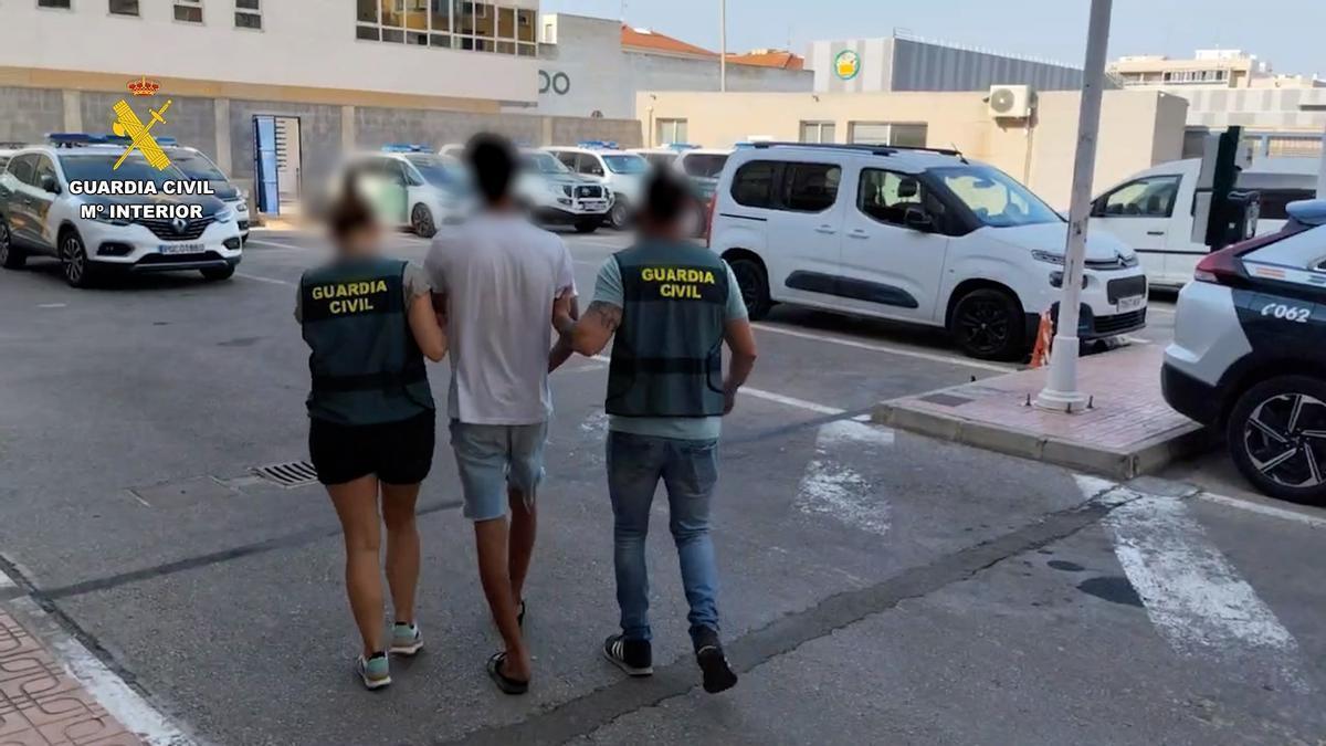 El joven de 19 años sospechoso de haber cometido un robo con violencia y un hurto, escoltado por dos agentes de la Guardia Civil.