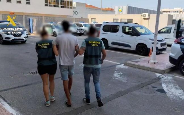 El joven de 19 años sospechoso de haber cometido un robo con violencia y un hurto, escoltado por dos agentes de la Guardia Civil.