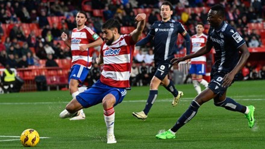 Sadiq presiona a un rival durante el Granada-Real de la pasada campaña. / EFE