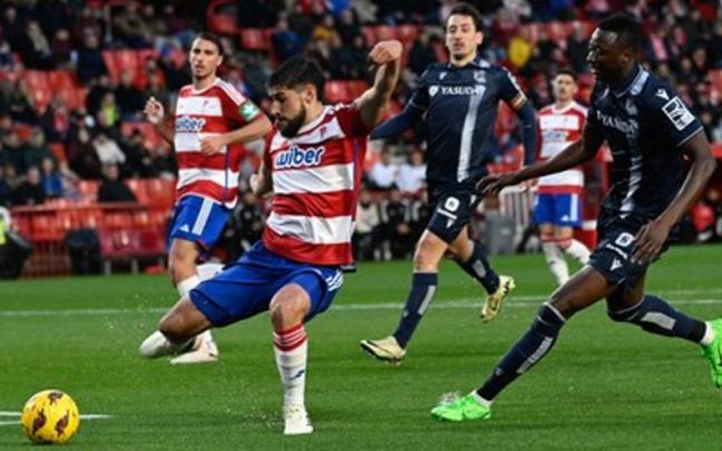 Sadiq presiona a un rival durante el Granada-Real de la pasada campaña. / EFE