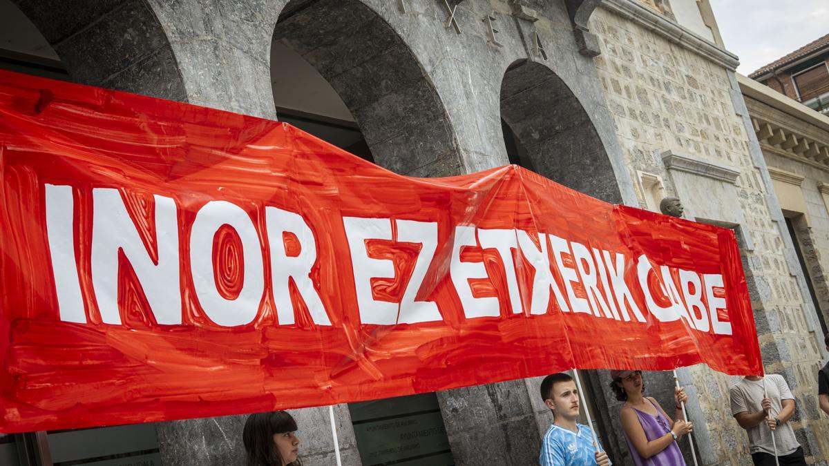 Detalle de la pancarta de SOS Aiaraldea en la que se lee en Euskara "Nadie sin vivienda"