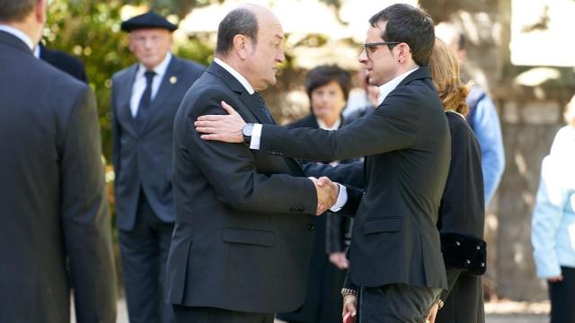 Pello Otxandiano y Andoni Ortuzar en el funeral del exlehendakari Ardanza