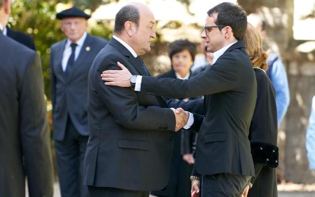 Pello Otxandiano y Andoni Ortuzar en el funeral del exlehendakari Ardanza