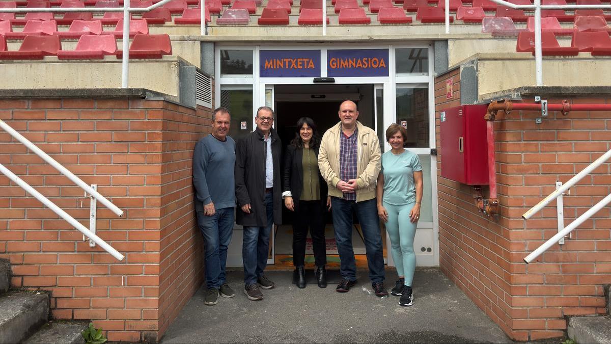 Representantes del Ayuntamiento de Elgoibar, el área de Deportes y Danobat, en el acceso al gimnasio de Mintxeta.