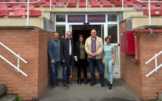 Representantes del Ayuntamiento de Elgoibar, el área de Deportes y Danobat, en el acceso al gimnasio de Mintxeta.