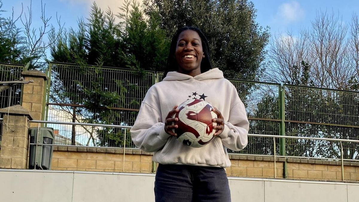 Shalma Midje, futbolista zumaiarra posando para la entrevista a este periódico.