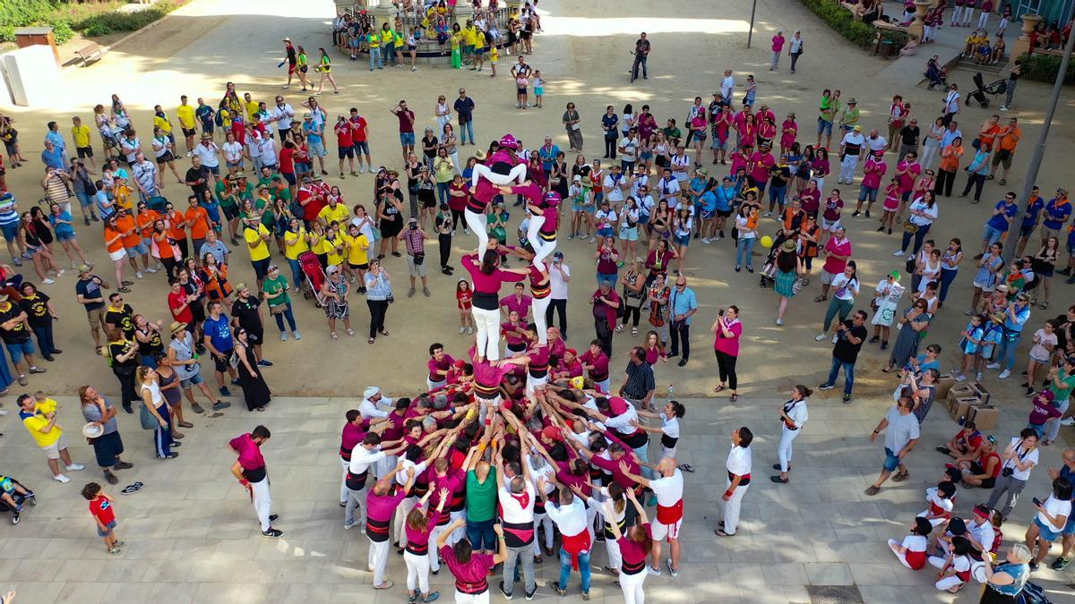 Torres humanas (els castellers) no faltan en la celebración.