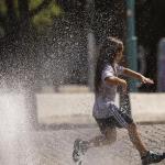 Una niña juega en una fuente en plena ola de calor. / EFE Una niña juega en una fuente en plena ola de calor.