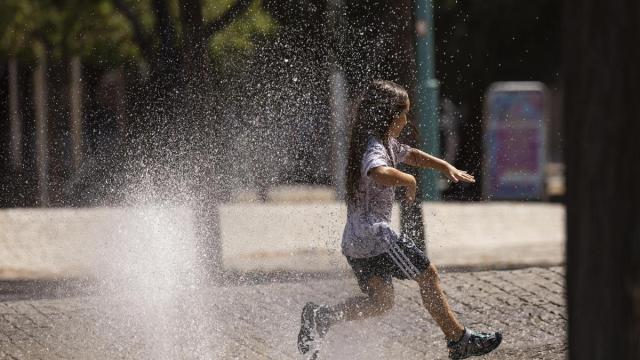 Una niña juega en una fuente en plena ola de calor. / EFE Una niña juega en una fuente en plena ola de calor.
