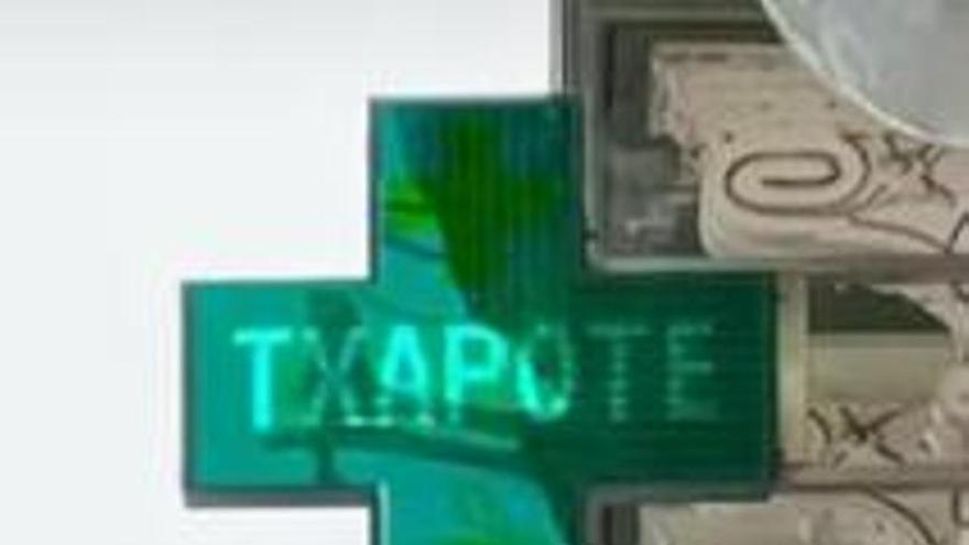 Imagen del cartel de la farmacia con el lema "Que te vote Txapote".