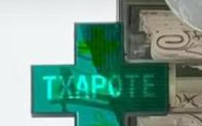Imagen del cartel de la farmacia con el lema "Que te vote Txapote". Imagen del cartel de la farmacia con el lema "Que te vote Txapote".