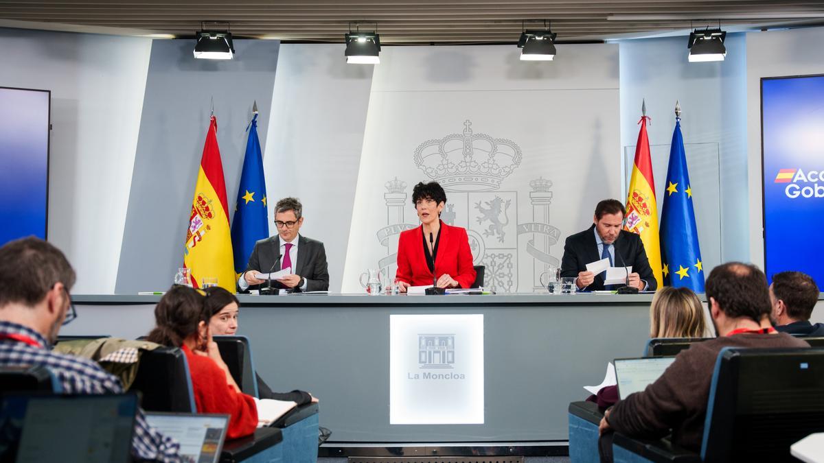 La ministra de Inclusión, Seguridad Social y Migraciones, Elma Saiz, el ministro de la Presidencia, Justicia y Relaciones con las Cortes, Félix Bolaños, y el ministro de Transportes y Movilidad Sostenible, Óscar Puente.
