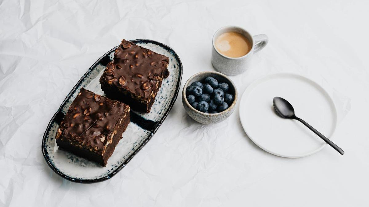 Bodegón de postre de chocolate, arándanos y café