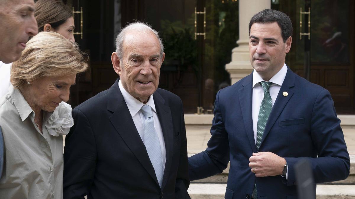 El lehendakari ohia, Carlos Garaikoetxea, con su pareja, Sagrario, y el lehendakari Pradales