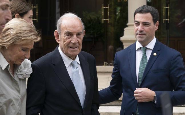 El lehendakari ohia, Carlos Garaikoetxea, con su pareja, Sagrario, y el lehendakari Pradales