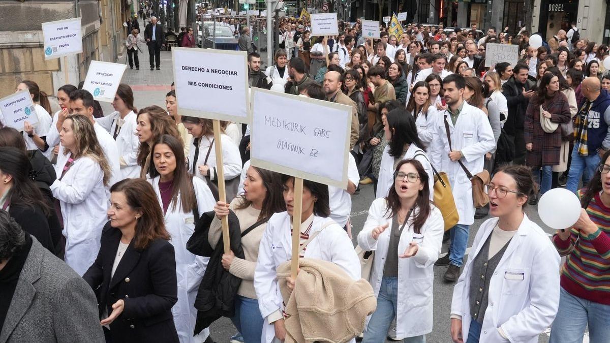 Cientos de médicos vascos en una manifestación para pedir un estatuto laboral propio. Foto: Jose Mari Martínez