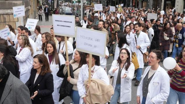 Cientos de médicos vascos en una manifestación para pedir un estatuto laboral propio. Foto: Jose Mari Martínez