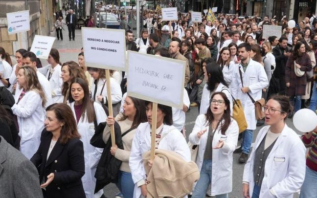 Cientos de médicos vascos en una manifestación para pedir un estatuto laboral propio. Foto: Jose Mari Martínez