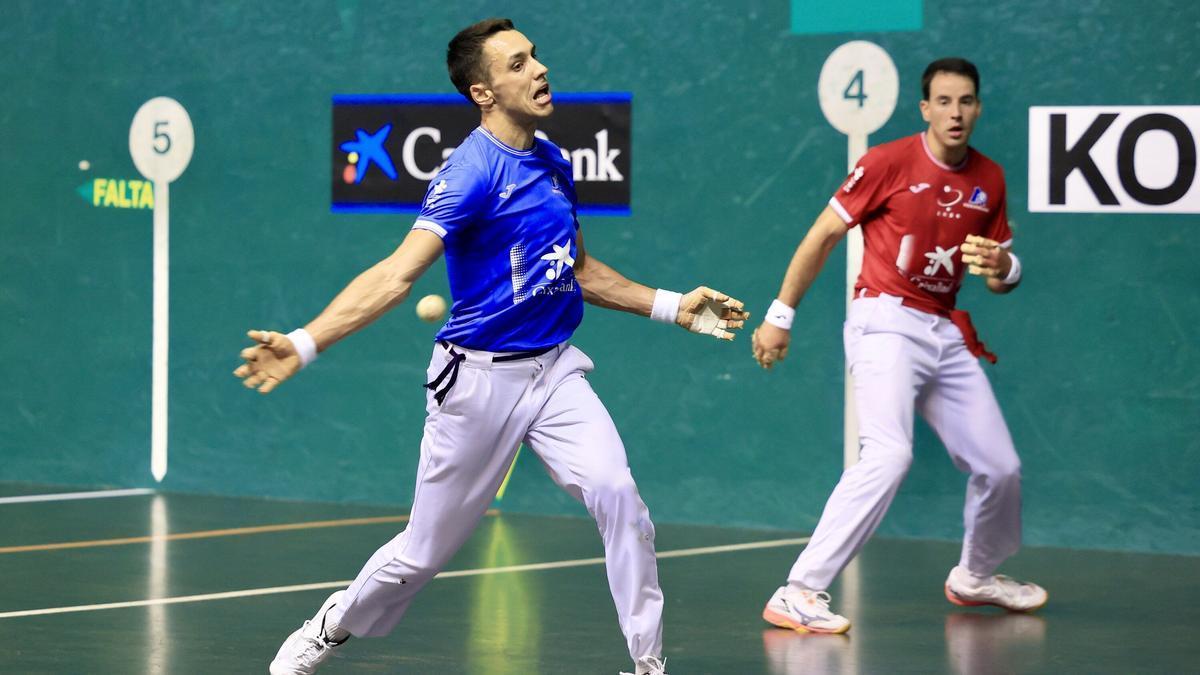 En imágenes: Zabala remonta a Darío en la eliminatoria del Cuatro y Medio de San Fermín disputada en el frontón Astelena de Eibar.