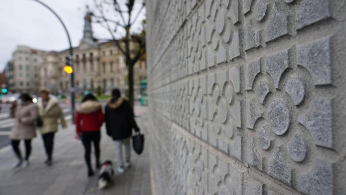 Las célebres y celebradas baldosas de Bilbao, en pie frente al Ayuntamiento de la villa.