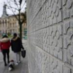 Las célebres y celebradas baldosas de Bilbao, en pie frente al Ayuntamiento de la villa.