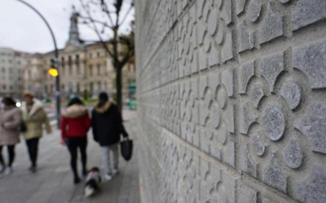 Las célebres y celebradas baldosas de Bilbao, en pie frente al Ayuntamiento de la villa.