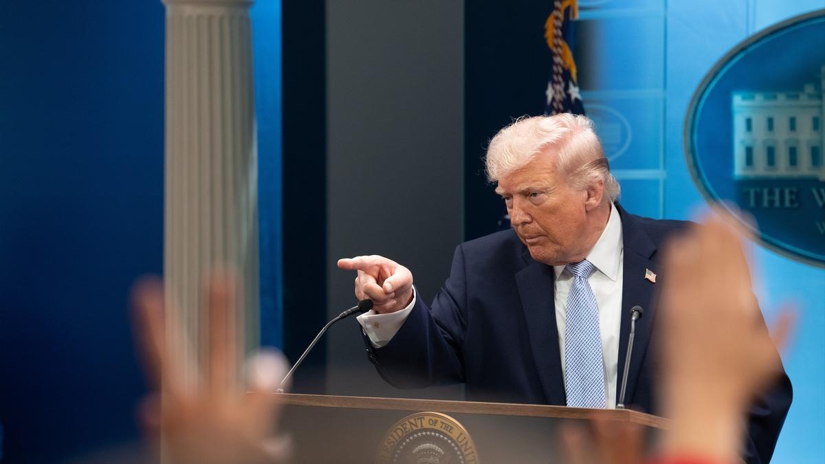 Trump atiende a la prensa en una rueda de prensa en la Casa Blanca.