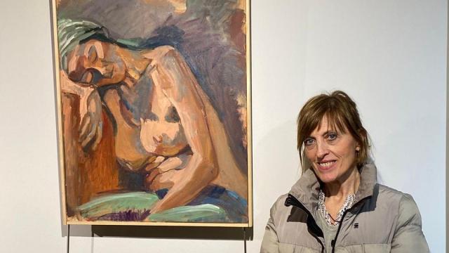 La artista Maite Petralanda posa con uno de los cuadros visibles en su exposición