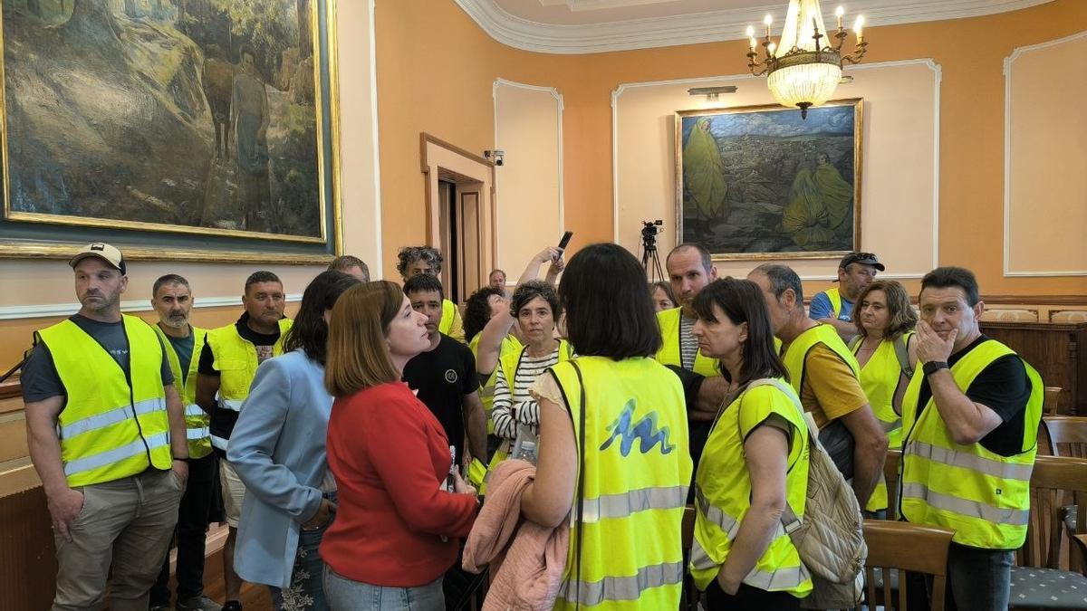 Cristina Laborda conversa con los trabajadores de Txingudiko Zerbitzuak