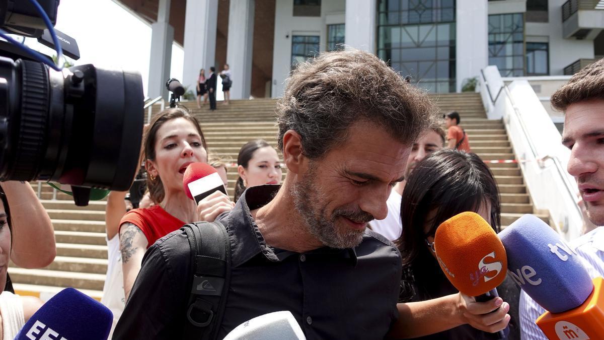 El padre de Daniel Sancho, el actor Rodolfo Sancho, a la salida del tribunal.