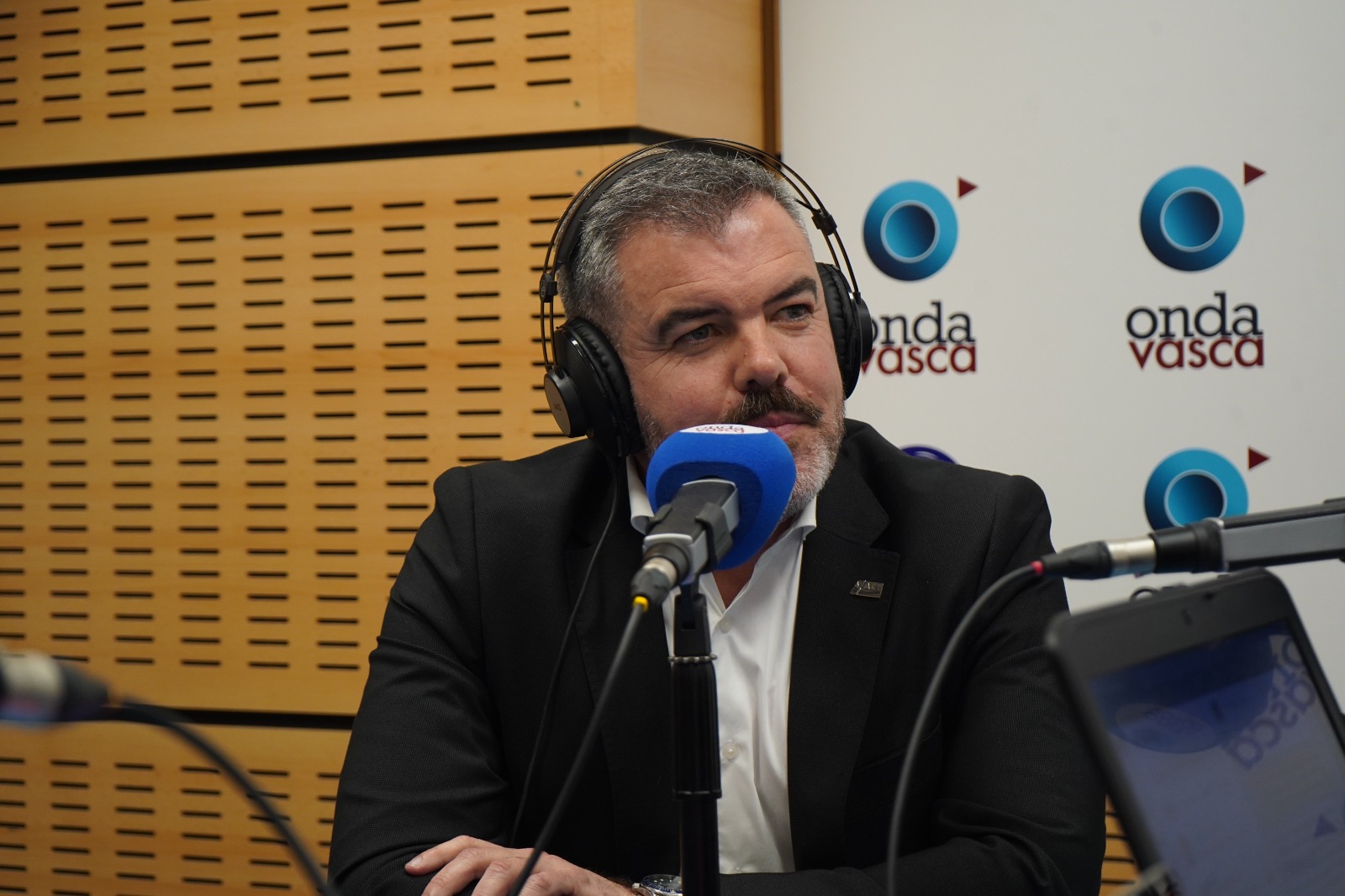 Borja Rodrigo, presidente de la ACT, ha visitado hoy los estudios de Onda Vasca