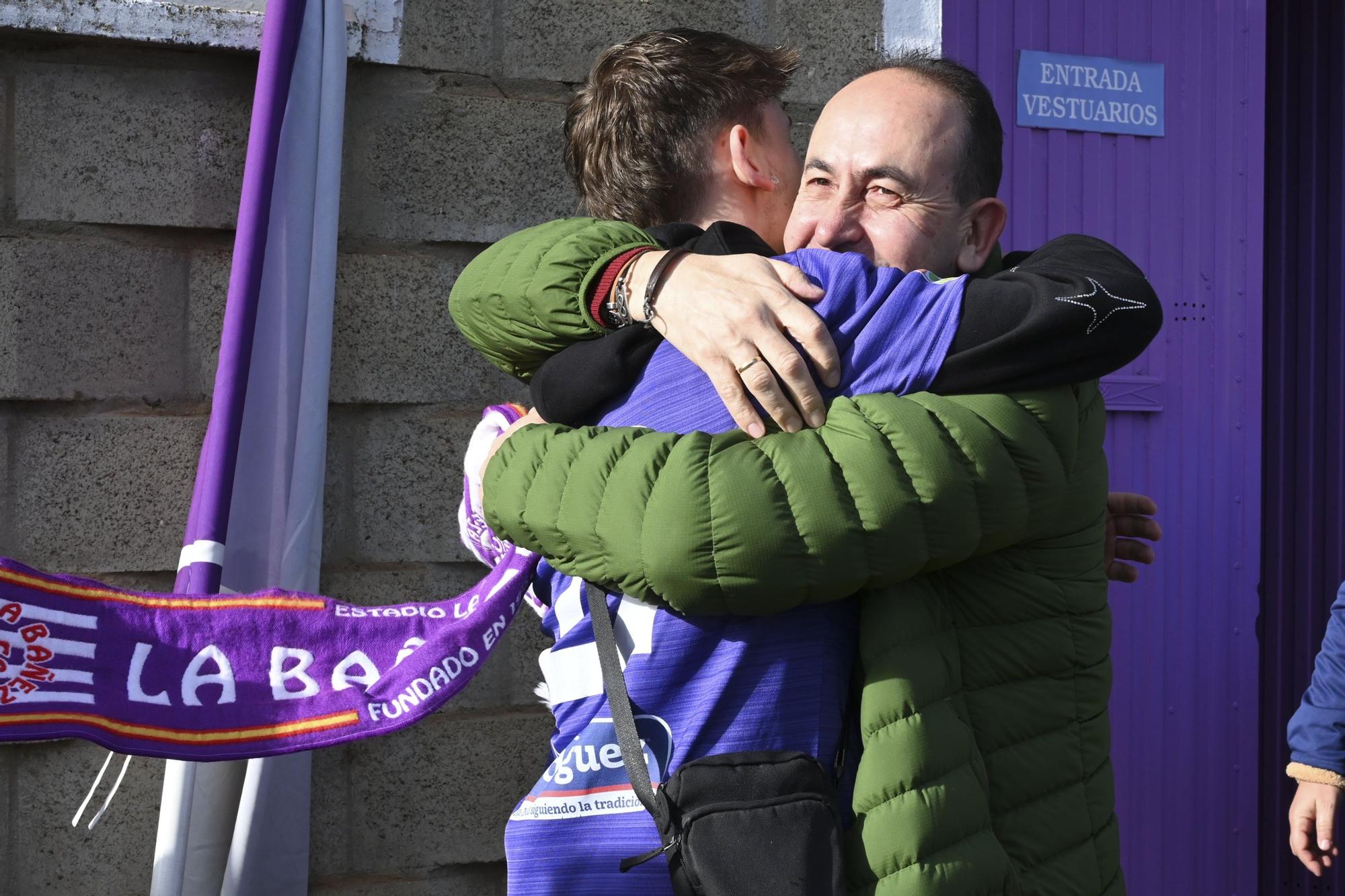 Dos miembros del club celebran haber ganado El Gordo en la Lotería de Navidad.