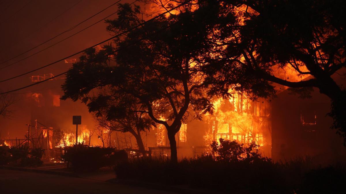 Varios incendios avanzan sin control en Los Ángeles: al menos cinco muertos